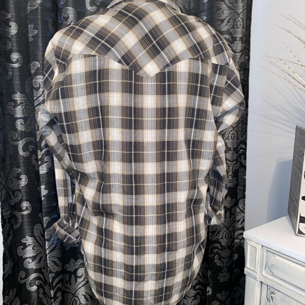 ELY-PLAINS’ Women’s lightweight plaid print button-up shirt. Size large - Picture 4 of 7